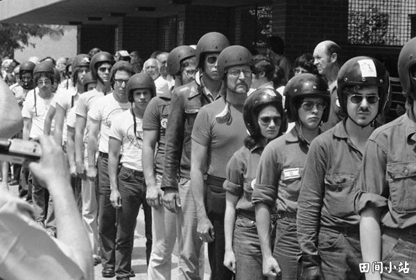 犹太保卫同盟(Jewish Defense League)成员1977年7月4日戴着头盔在斯科基游行。这是对全国社会主义党游行活动表示抗议的团体之一。 犹太保卫同盟(Jewish Defense League)成员1977年7月4日戴着头盔在斯科基游行。这是对全国社会主义党游行活动表示抗议的团体之一。
