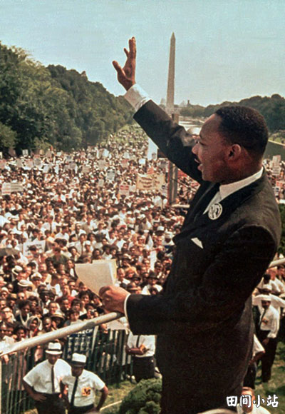 在1963年8月28日的华盛顿大游行(March on Washington)中,马丁·路德·金博士发表“我有一个梦想”(I Have a Dream)的演说,向人群致意。 在1963年8月28日的华盛顿大游行(March on Washington)中,马丁·路德·金博士发表“我有一个梦想”(I Have a Dream)的演说,向人群致意。