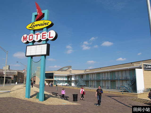原洛兰汽车旅馆(Lorraine Motel)外观,现在这里是田纳西州孟菲斯市(Memphis, Tennessee)的国家民权博物馆(National Civil Rights Museum)。1968年马丁·路德·金在旅馆二楼阳台上遭枪击身亡。 原洛兰汽车旅馆(Lorraine Motel)外观,现在这里是田纳西州孟菲斯市(Memphis, Tennessee)的国家民权博物馆(National Civil Rights Museum)。1968年马丁·路德·金在旅馆二楼阳台上遭枪击身亡。