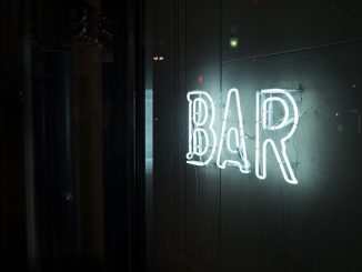 熟词僻义 | bar 是一个什么介词?